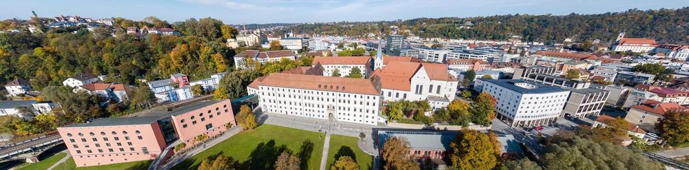 Luftbild vom Campus der Universität und der Stadt Passau